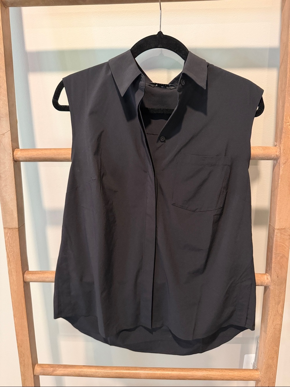 Athleta Sleeveless Button-Front Top – Size M
Stylish and versatile Athleta slee